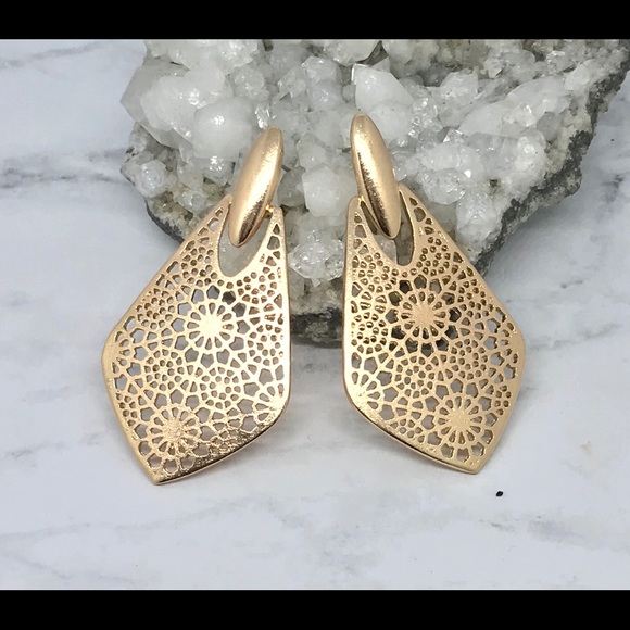 NEW 🌺 Gold Flower Filigree stud drop earring - Picture 2 of 2